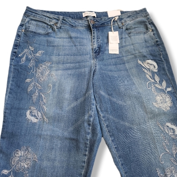 Lane Bryant Distressed Blue Cropped Flower Embroidered Detail Denim Sz 20 - Picture 2 of 16